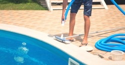 guy cleaning pool real sml.jpg